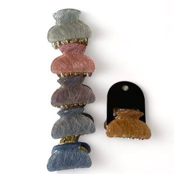 Assorted  gold colour vacum plated mini clamps in assorted colours with an etched  effect design .

Available in  silver Grey ,Dusky Pink ,Dark Grey ,Baby Blue , Mauve ,and Gold 

Sold as a pack of 12 assorted .

Size approx 4 x 2.5  cm 