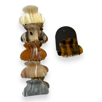 Assorted  gold colour vacum plated mini clamps with a marble effect  .

Available in  6 assorted natural  colours 

Sold as a pack of 12 assorted .

Size approx 4 x 2.5  cm 

Comes with hanging cards for easy sale .