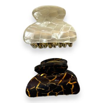 Assorted  gold colour vacum plated mini clamps with a mother of pearl effect in a geometric design  .

Available in  2 assorted colours of Black and White .

Sold as a pack of 12 assorted .

Size approx 4 x 2.5  cm 

Comes with hanging cards for e