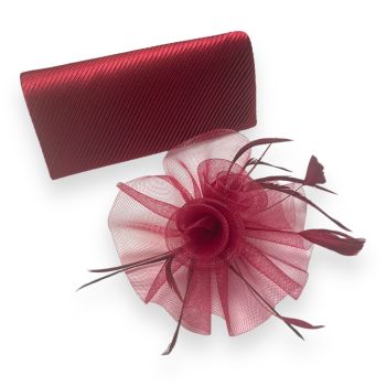Ladies Burgandy satin pleated evening bag with magnetic fastener and chain  shouder strap .

We have done the work for you by teaming up this stunning evening bag with this perfect matching Fascinator with pretty feather detail. 

Available as a pack 